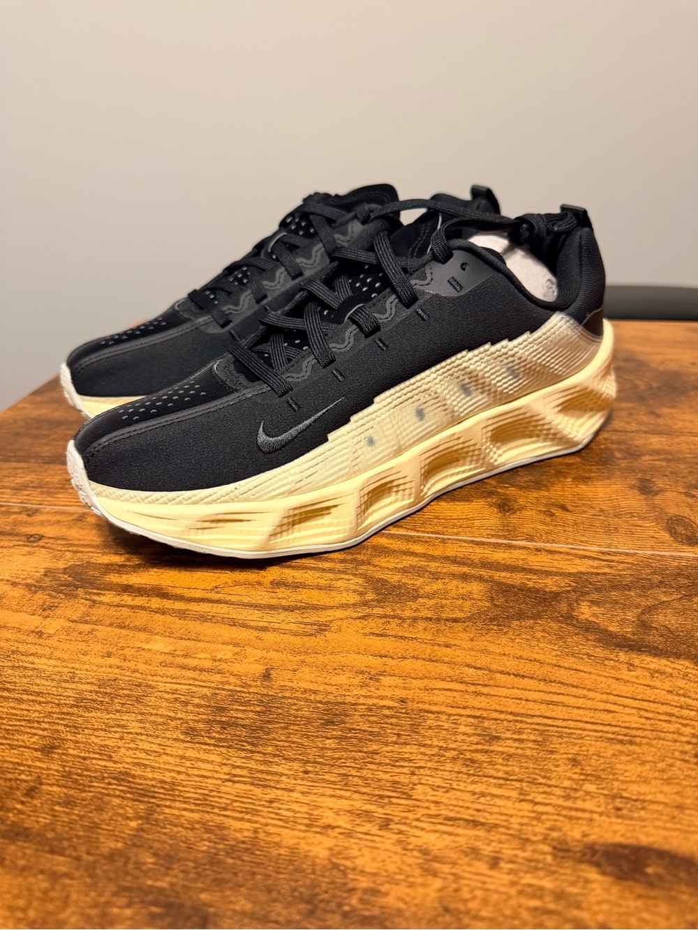 Nike Kids Ava Rover Black and Cream Running Shoes 7Y/8.5W